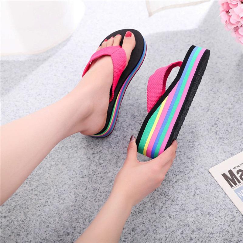 Модные шлепанцы 2024 года, лето, новые радужные толстые подошвы, наклонный каблук, верхняя одежда, повседневная пляжная нескользящая женская обувь, тапочки для девочек