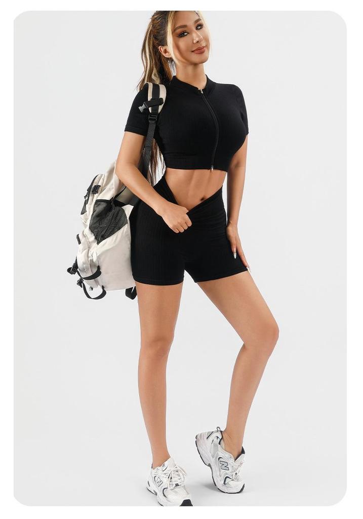Женский топ с воротником-стойкой, короткими рукавами и молнией и шорты с высокой талией, контролирующие живот, с ребрами, поднимающие ягодицы. Комплект спортивной одежды