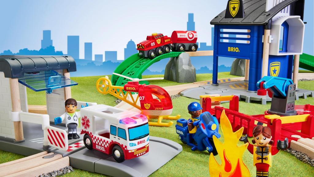 BRIO WORLD Набор «Спасательная команда» 36025 [44 детали] для детей от 3 лет (Игрушечный электрический поезд с деревянными рельсами) Красный, зеленый, синий и желтый
