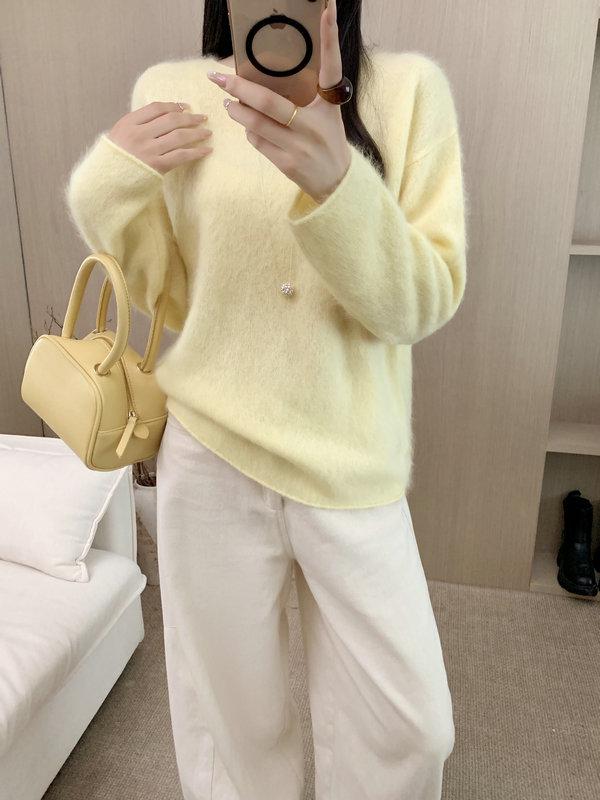 Женский трикотажный свитер с круглым вырезом из матовой шерсти свободного кроя на осень/зиму