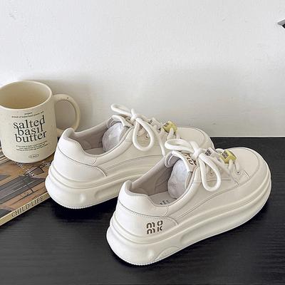 Корейская версия модных милых маленьких белых туфель женские 2025 новые универсальные удобные легкие нескользящие спортивные повседневные маленькие белые туфли