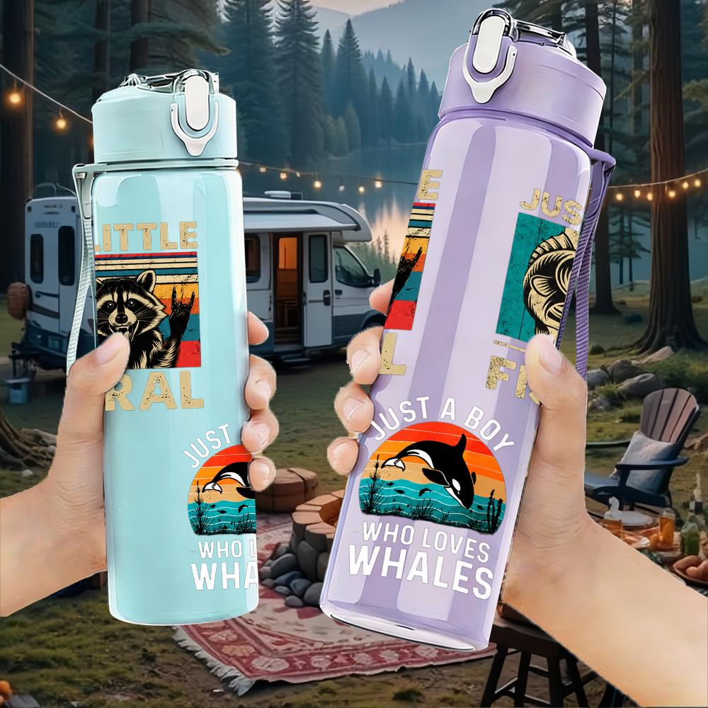 1PC A Little Feral Fishing Dual Layout 750ml Color Plastic Water Bottle Leakproof Flip Straw Lid For Sports Office Home Use
