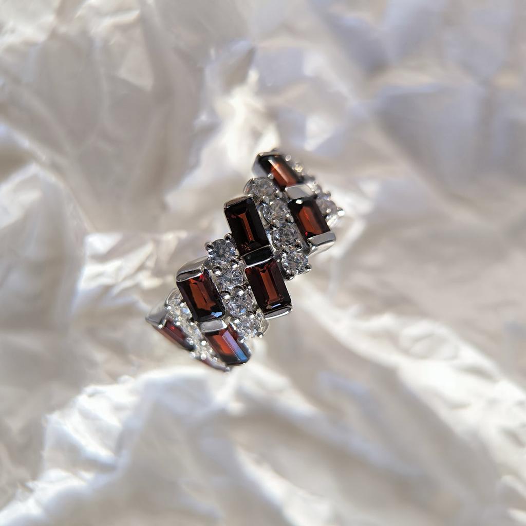 Серебряное кольцо с натуральным гранатом 5.692ct, вес изделия 5,28 гр (2204107)