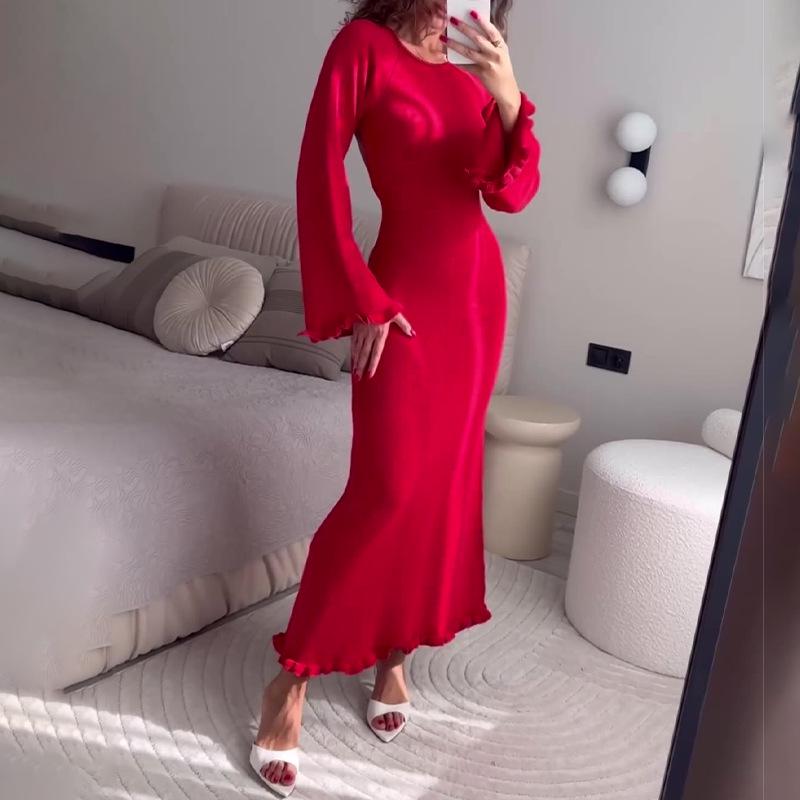 Женская мода осень 2024: Сексуальное вязаное платье с открытой спиной и шнуровкой