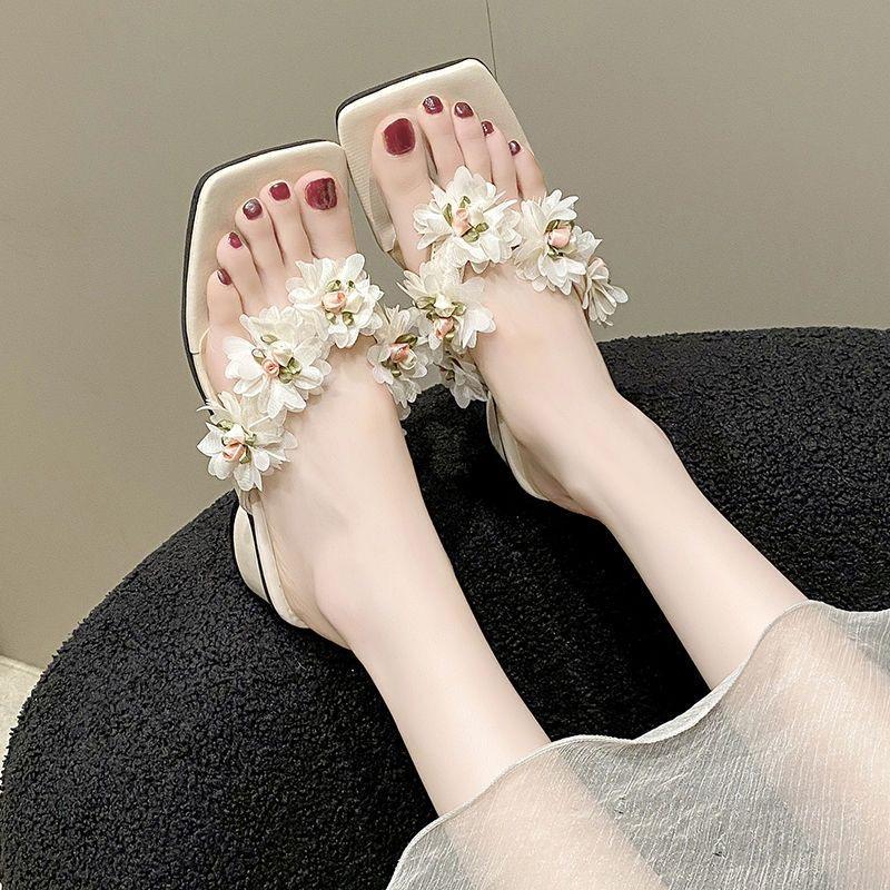 Модные темпераментные шлепанцы с квадратным носком и блочным каблуком, летние новые с открытым носком, с перекрестными ремешками и цветком, нескользящие туфли на каблуке-рюмочке