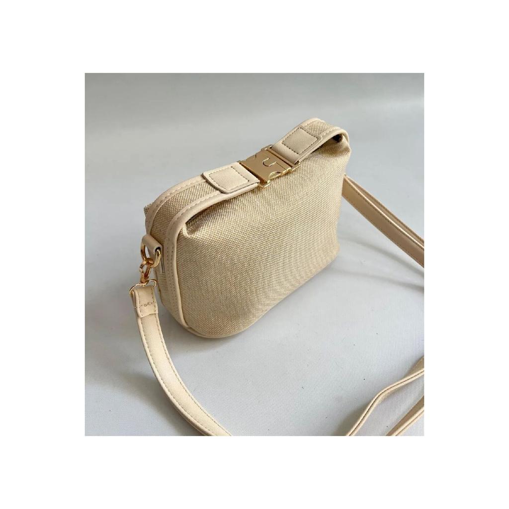 Deel Model Hand And Women's Shoulder Bag