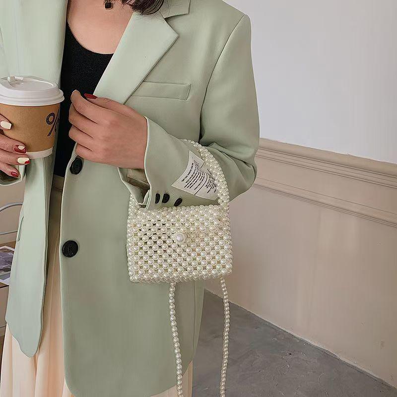 Сумка кроссбоди на одно плечо, украшенная жемчугом: Шикарная женская сумка с плетеным дизайном