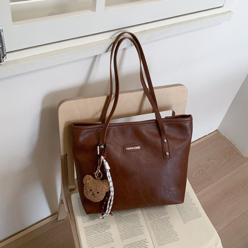 Стильная вместительная сумка-тоут через плечо в стиле Commuter Chic