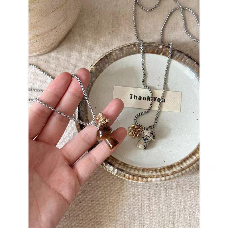 Ожерелье с подвеской в виде гриба из камня тигровый глаз: Изысканная, универсальная длинная цепочка для женских свитеров.