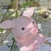 Декор для балкона Подвесная фигурка свиньи из смолы, Милая свинка, лежащая в гамаке, читающая фигурка, Книжное украшение, Водонепроницаемая скульптура животного для помещений