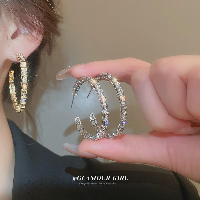 Изысканные роскошные серьги-кольца в форме змеи: Элегантный, высококлассный дизайн с полной бриллиантовой инкрустацией для изысканного стиля.