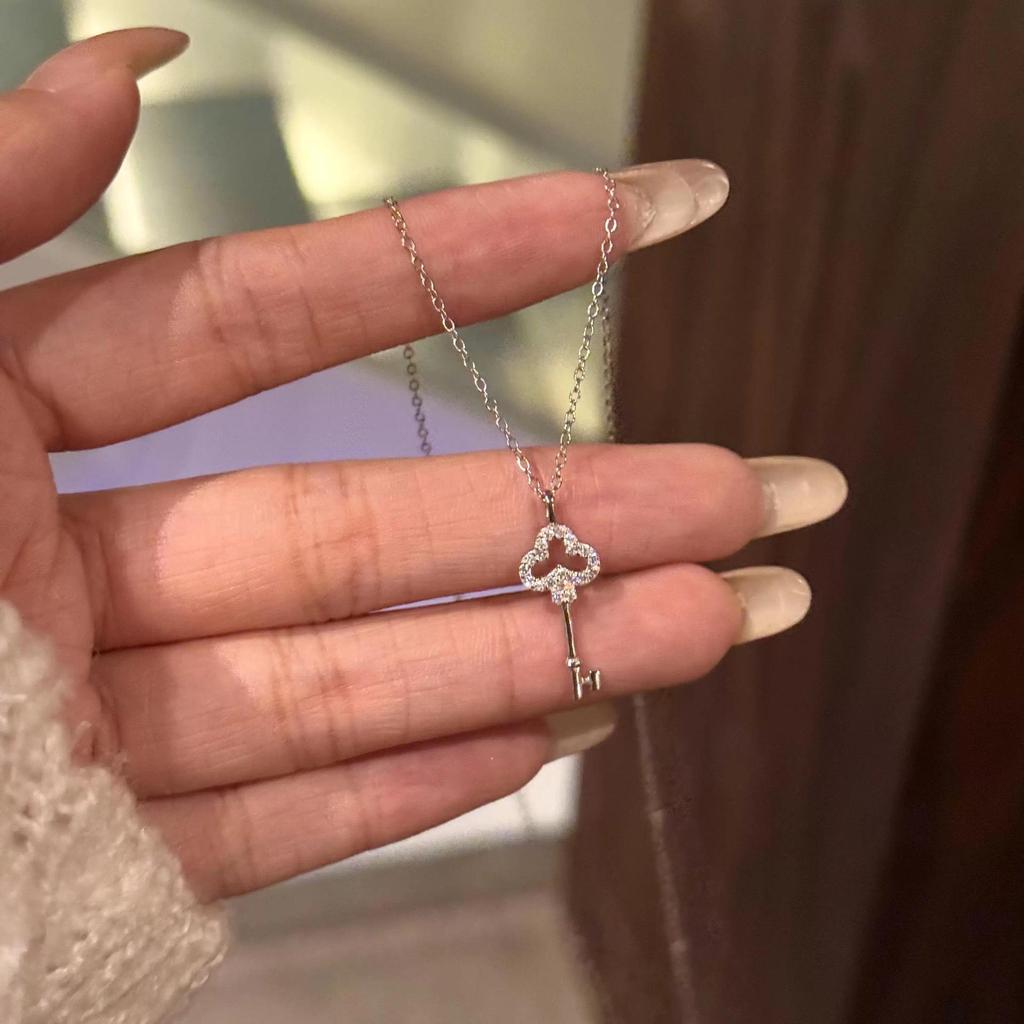 Серебряная цепочка S925 с подвеской в виде ключа и сверкающим бриллиантом - Женская нишевая цепочка на ключицу