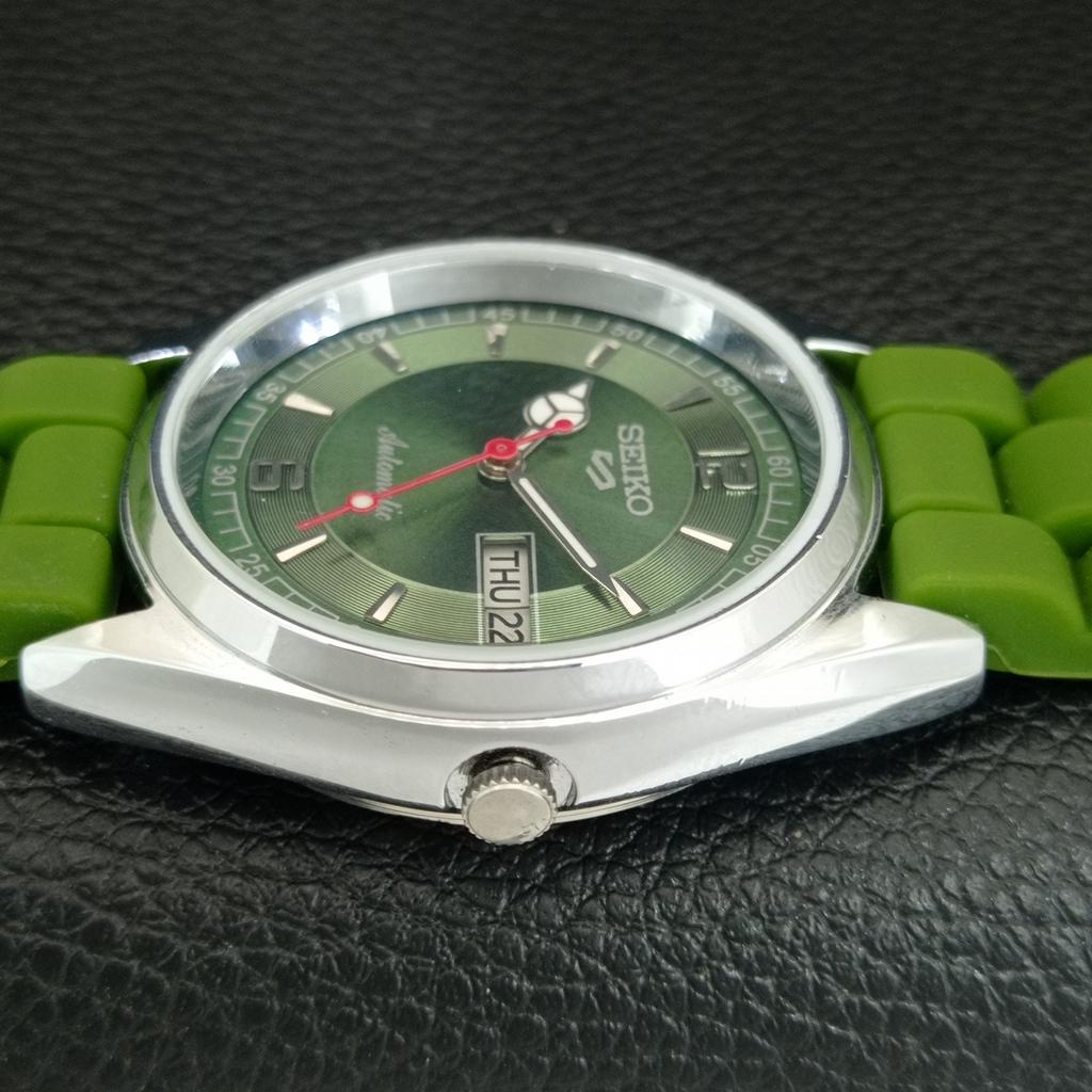 ЯПОНСКИЕ ВИНТАЖНЫЕ ОТРЕМОНТИРОВАННЫЕ МУЖСКИЕ АВТОМАТИЧЕСКИЕ ЧАСЫ SEIKO 5 ЗЕЛЕНЫЙ ЦИФЕРБЛАТ a444591-1
