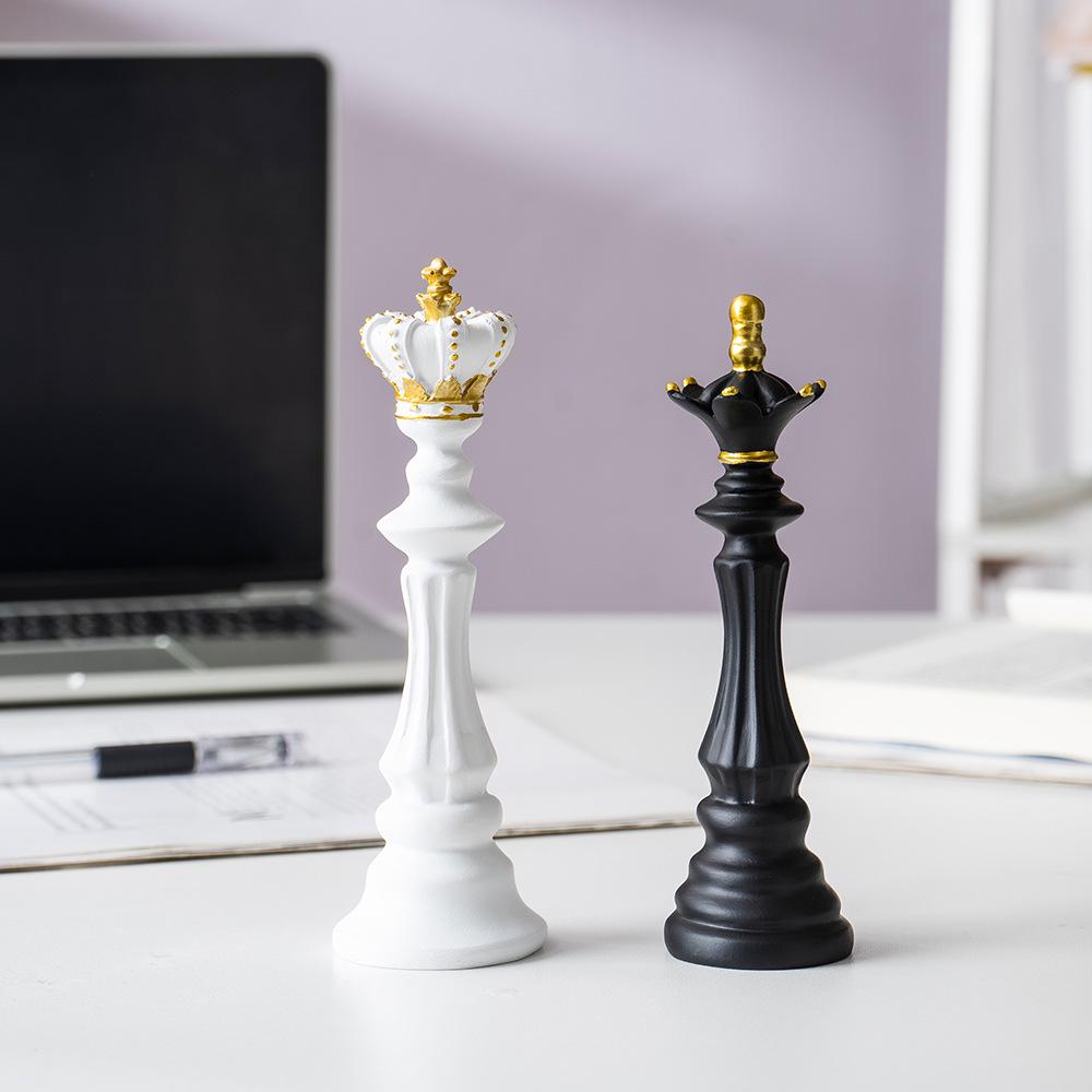 Маленькое международное шахматное смоляное украшение - Настольный декор с фигурами короля, ферзя и коня