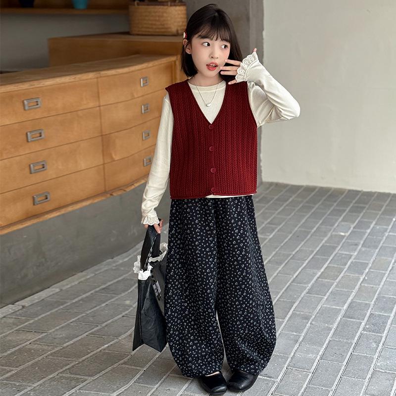 Модный корейский комплект-тройка для девочек, осень 2025: Вязаный жилет с брюками с цветочным принтом для детей старшего возраста