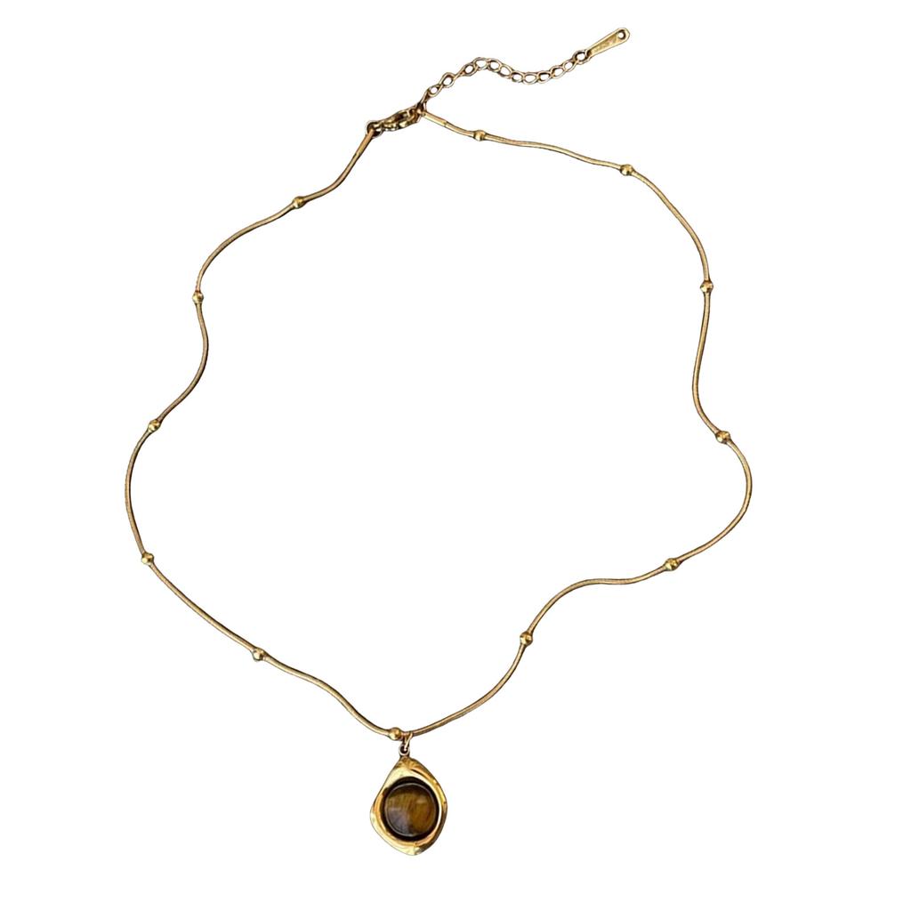 Vintage Natural Tigers Eye Stone Pendant Necklace Choker Adjustable Neckchain for Fashion Enthusiasts and Nature Lovers