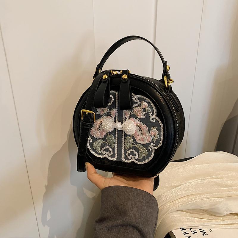 Красиво вышитая сумка-клатч на одно плечо подчеркнет ваш темперамент и стиль.