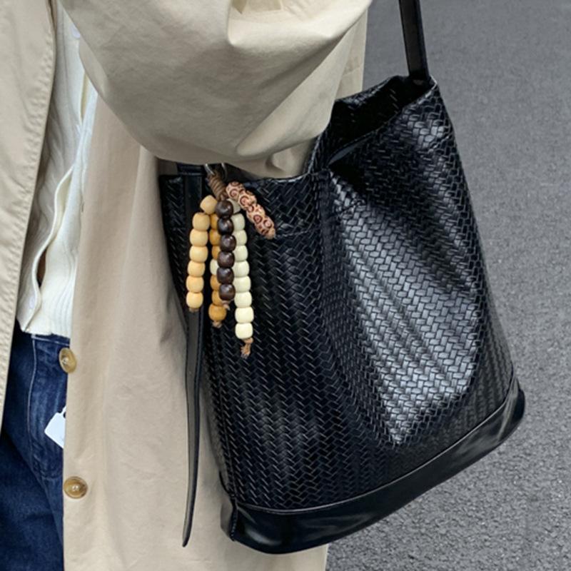 Плетеная сумка женская трендовая сумка-ведро 2025 новая нишевая модная сумка подмышку ретро текстура на плечо сумка-мессенджер