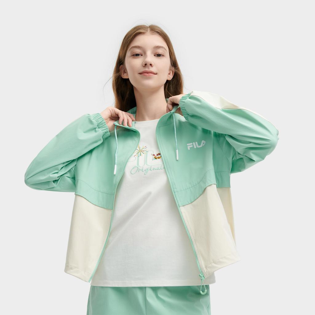 Fila Оригинальная серия Ретро Спорт На открытом воздухе Стойка воротник Цветной блок Тканая куртка Женские куртки Светло-дымчато-зеленый F11W429701FTQ