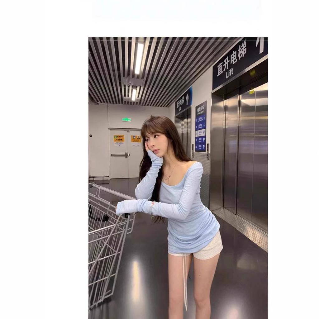 Женская синяя футболка с U-образным вырезом, облегающего кроя, с длинным рукавом | Мода лето 2025