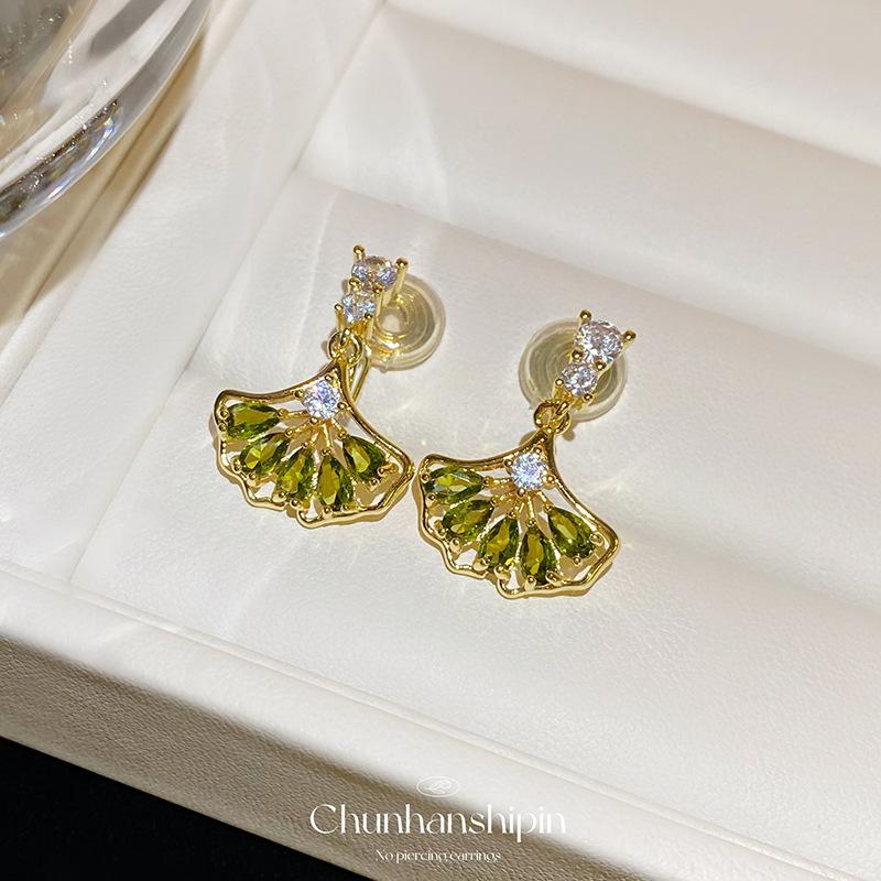 Fan-shaped ear clips, high-end stud earrings, female niche design, emerald zircon, foreign gas earrings, mosquito coil disc, without ear piercings.