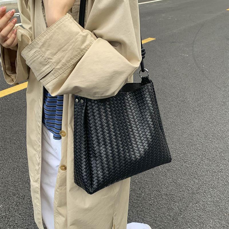 Сумки Женские сумки-тоут Большая вместимость мессенджер 2025 Новые ретро универсальные сумки через плечо Популярные сумки-ведра в этом году