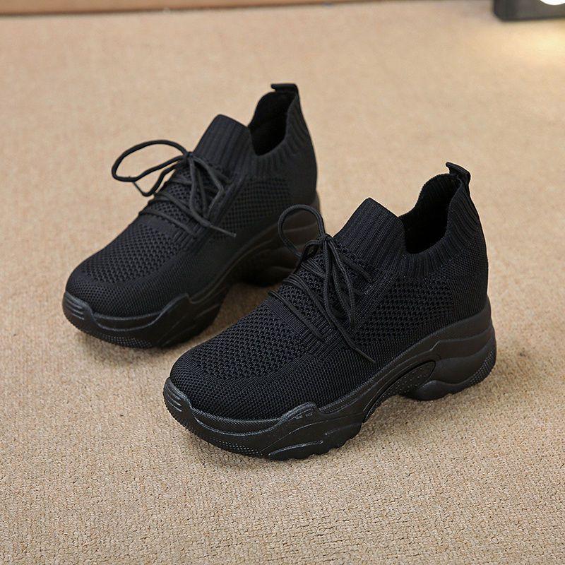 Летняя дышащая женская внутренняя повышающая высота повседневная спортивная обувь для улицы 2024 года, новая сетчатая толстая подошва повышающая высота спортивная обувь