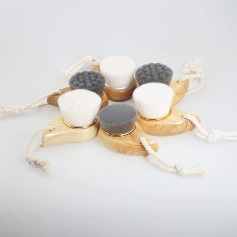 Wooden Handle Comma-shaped Super Soft Facial Cleansing Brush, Manual Facial Cleansing Brush