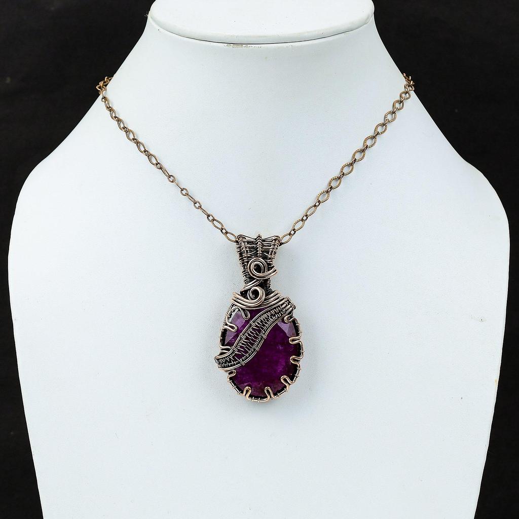 Созданный в лаборатории рубиновый драгоценный камень из чистой медной проволоки, обернутый ювелирными изделиями ручной работы