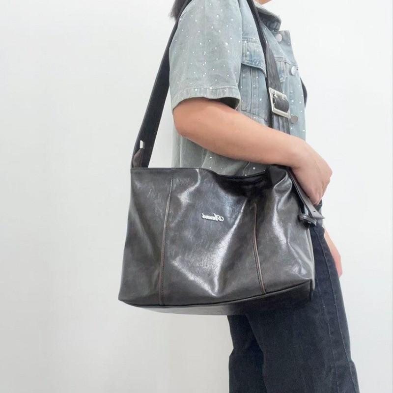 IELGY Retro large capacity tote bag with wide shoulder strap design commuter shoulder crossbody bag