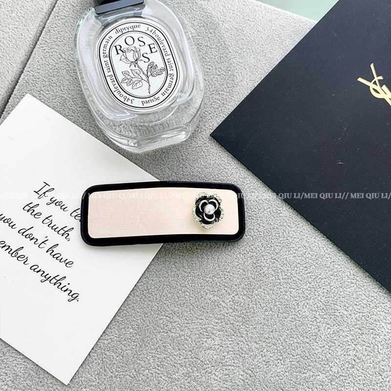 Elegant Black & White Camellia Hairpin - Classic French Style, Luxurious Bangs Clip, All-Match Hair Accessory for Women.