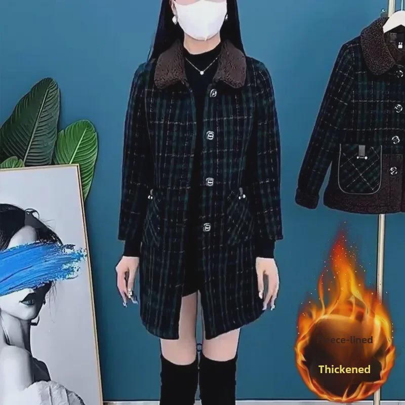 Женское стильное бархатное утепленное пальто средней длины для осени и зимы