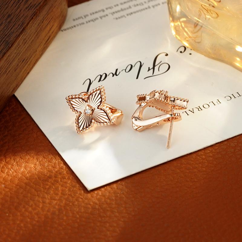 Изысканные роскошные серьги-пусеты и каффы с цветочным дизайном