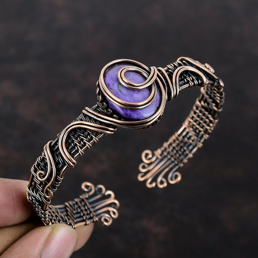 Браслет-манжета с чароитом Браслет из драгоценного камня Браслет из медной проволоки Ювелирные изделия ручной работы Регулируемый браслет Медные украшения для подарка Дизайнерские манжеты