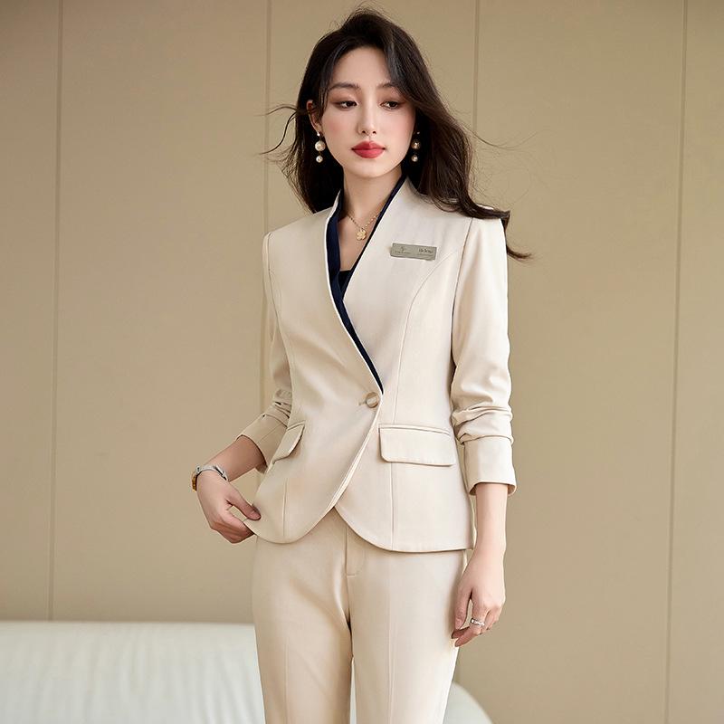 Женский профессиональный брючный костюм для работы на ресепшене и в клубном доме: Элегантная осенне-весенняя форма