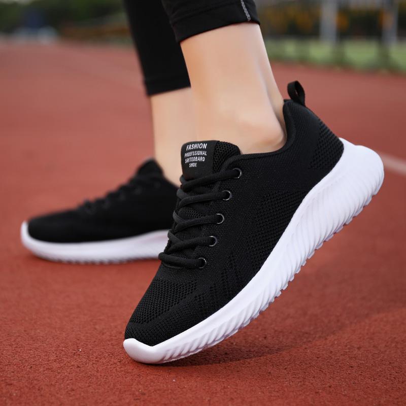 2024 Новые летние женские кроссовки из дышащей сетки для спорта и ходьбы, модные легкие повседневные кроссовки для бега, студенческие маленькие белые туфли