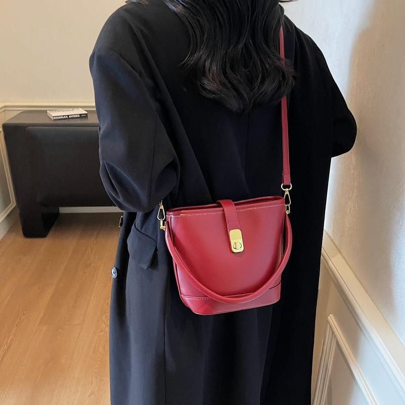 Niche Design Hand-carried Bucket Bag Women's New High-end Retro Versatile Shoulder Messenger Bag