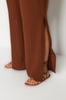 Женские коричневые пляжные брюки больших размеров с разрезом и детальной отделкой