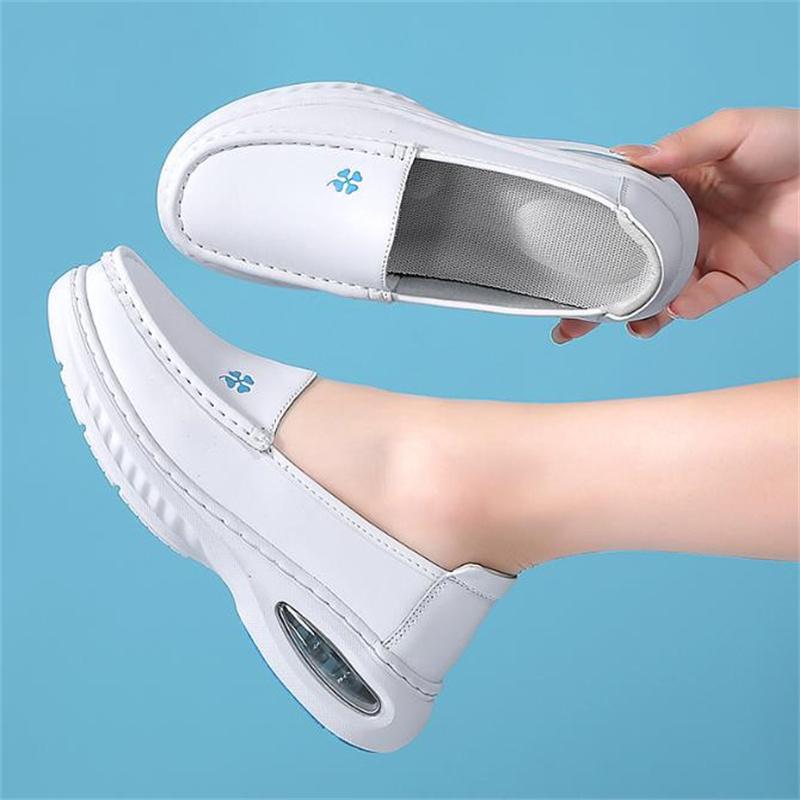 Модные женские туфли на танкетке из натуральной кожи, повседневные лоферы, мягкие рабочие туфли для медсестер, дышащие, удобные, нескользящие, белые туфли для медсестер