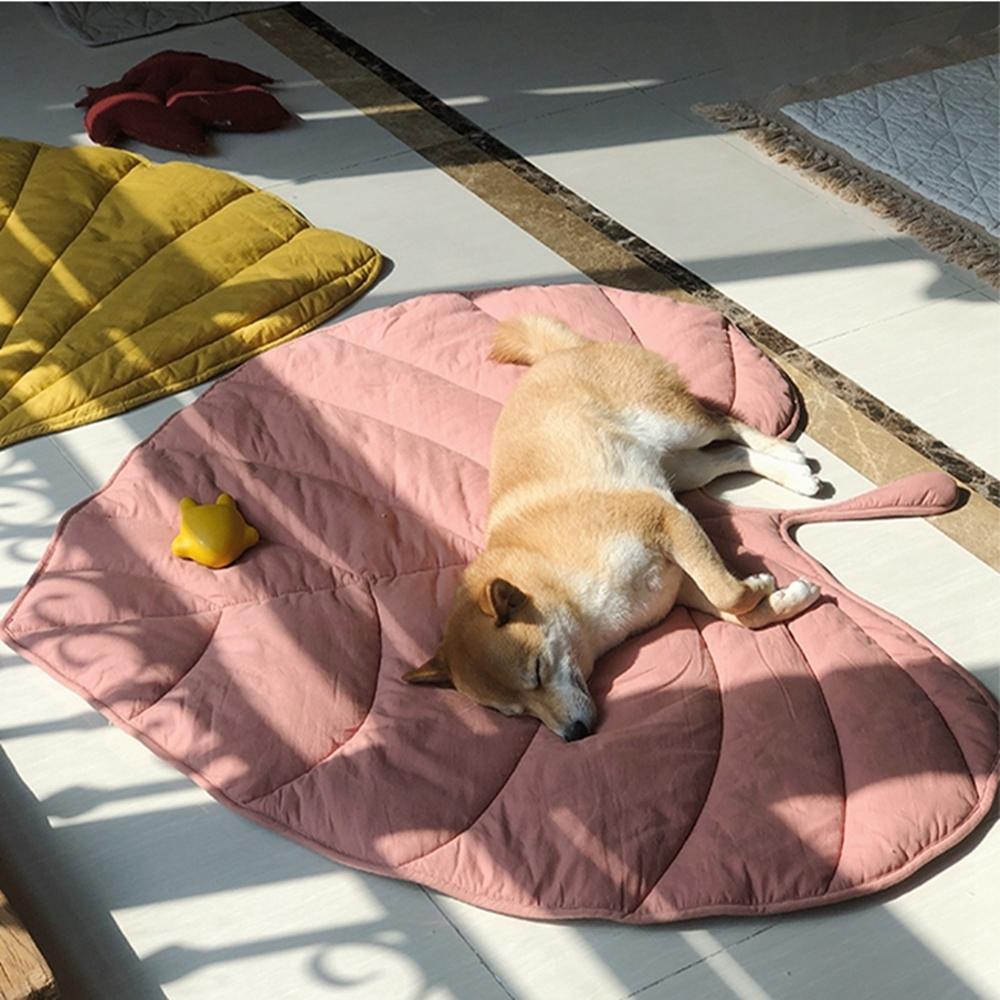 Modern Leaf Pet Pad Aesthetic Dog Cat Sleeping Mat Soft Thick Washable Comfortable Crate Mat for Stylish Home Decor Floor Bed