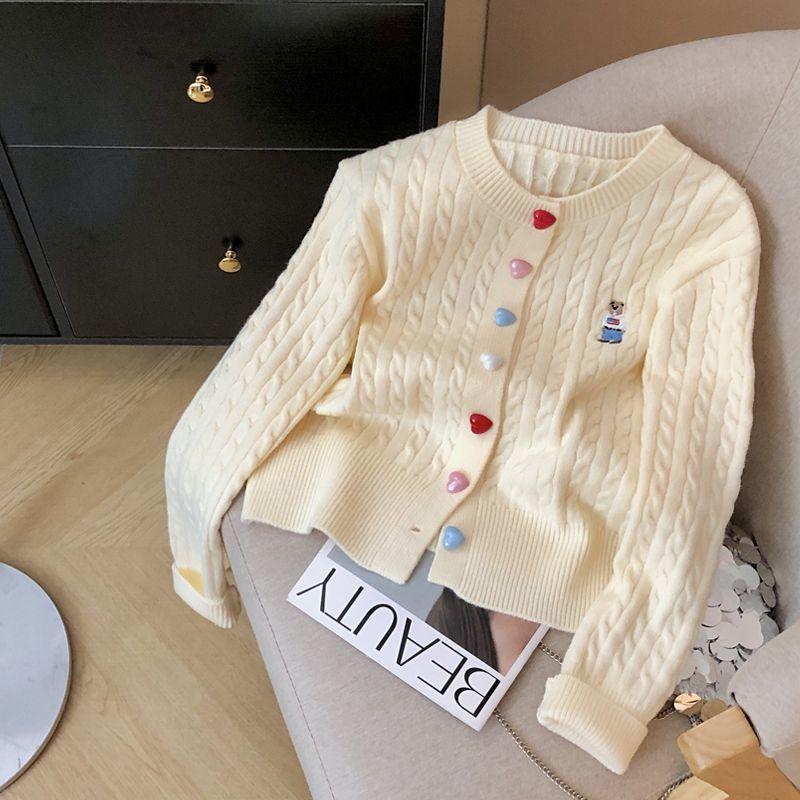 Ранней осенью вышитый кардиган с мягким и нежным вязаным узором «Маленький медвежонок», милый и изящный, в ленивом и нежном стиле, свитер-пальто с косами для женщин