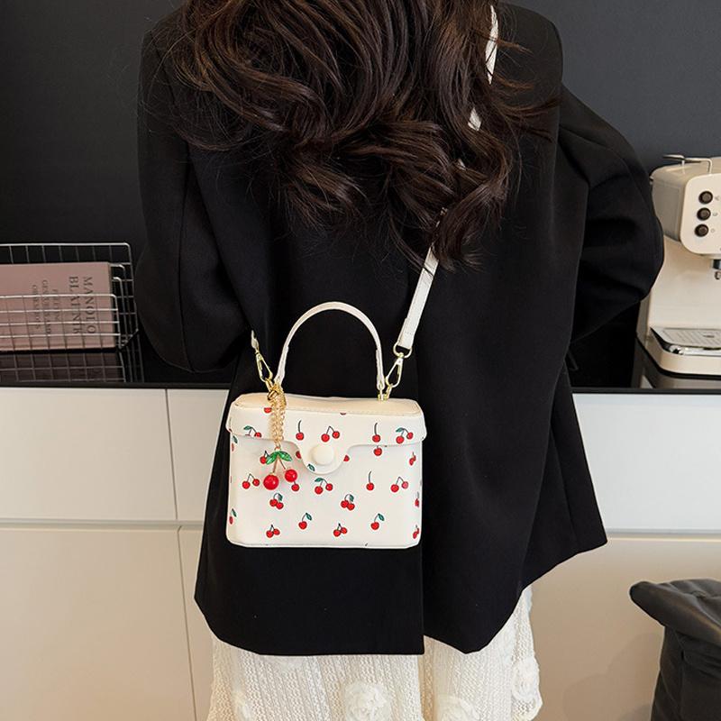 Летняя Новая Квадратная Сумка Кроссбоди для Женщин Милая Сумка с Пряжкой в Виде Вишни Универсальная для Поездок Одноплечевая Сумка CLE