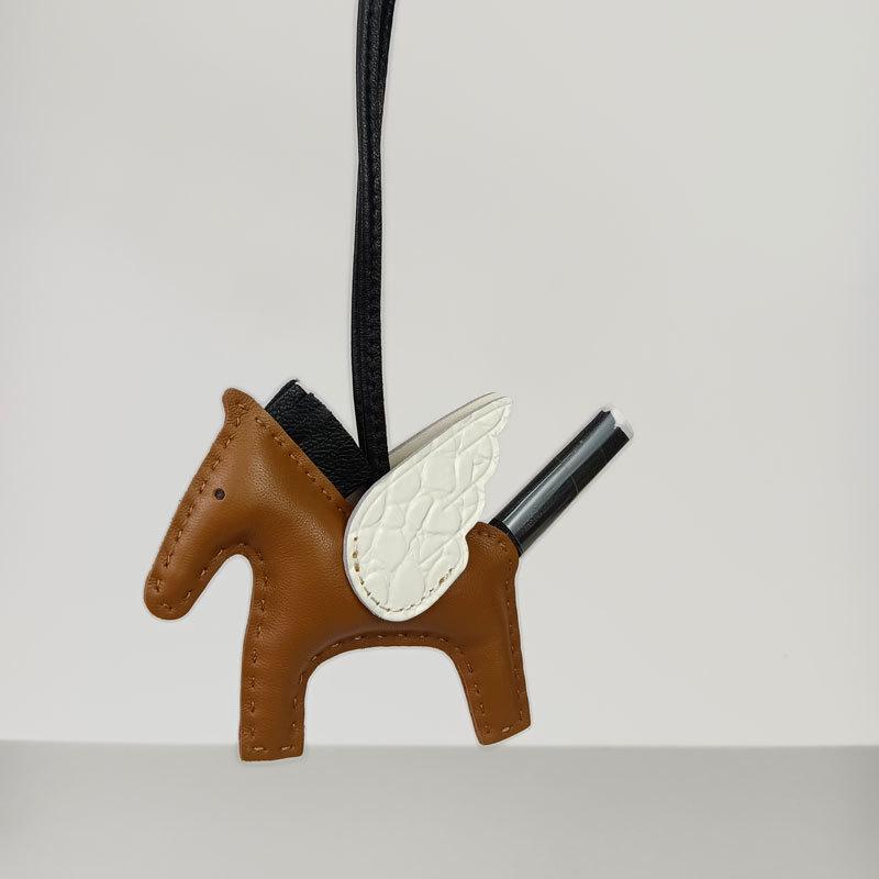 Подвеска для сумки-лошадки из натуральной кожи с отделкой из овчины и крокодила, сшитой вручную