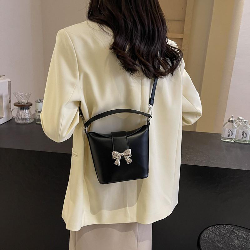 2024 New Casual Armpit Bag Simple Street Fashion Handbag Crossbody Bucket Bag Women French Chic Shoulder Bag Black