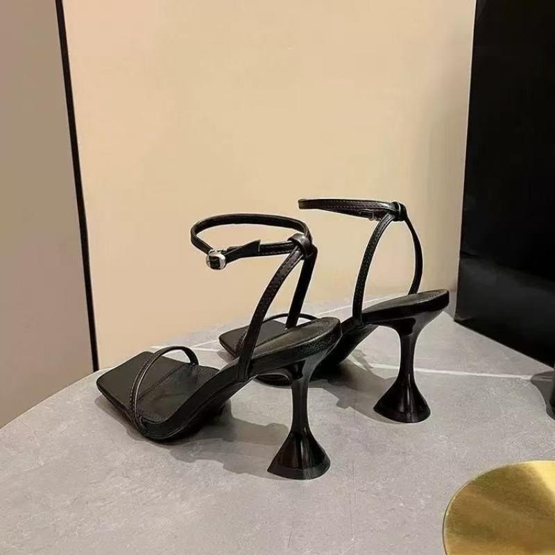 Женские босоножки на высоком каблуке, новинка лета 2025 года, квадратная головка, черные, сексуальные, с узким ремешком на щиколотке, с пряжкой, на шпильке, zapatos