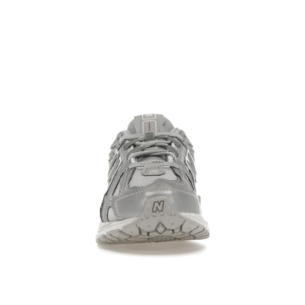 New Balance 1906D Protection Pack — мужские кроссовки серебристый металлик белый малиновый M1906DH