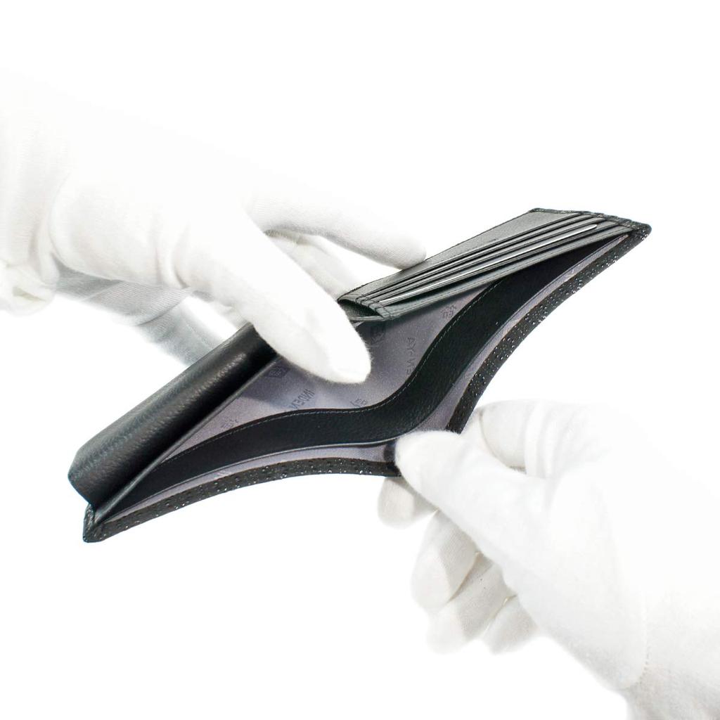 [Inden-ya] Кошелек бифолд Inden с отделением для купюр и монетницей, кожа оленя, черный с черным лаком, узор «черепаховый панцирь», 2006-01-003