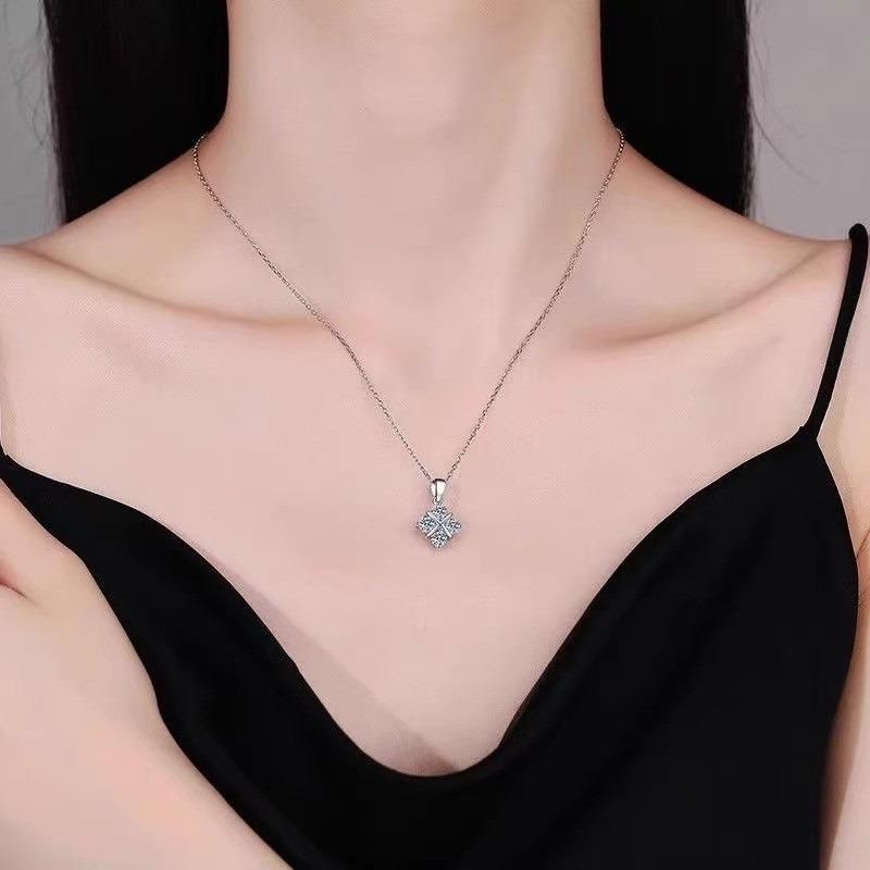 Geometric synthetic zircon necklace women's new Japanese and Korean versatile light luxury premium collarbone chain niche pendant with jewelry