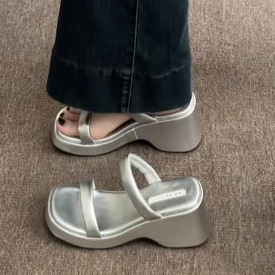 Толстоподошвенные тапочки для маленьких мужчин, увеличивающие рост, женские 2025 новые летние модные и простые с клиновидным каблуком босоножки на высоком каблуке