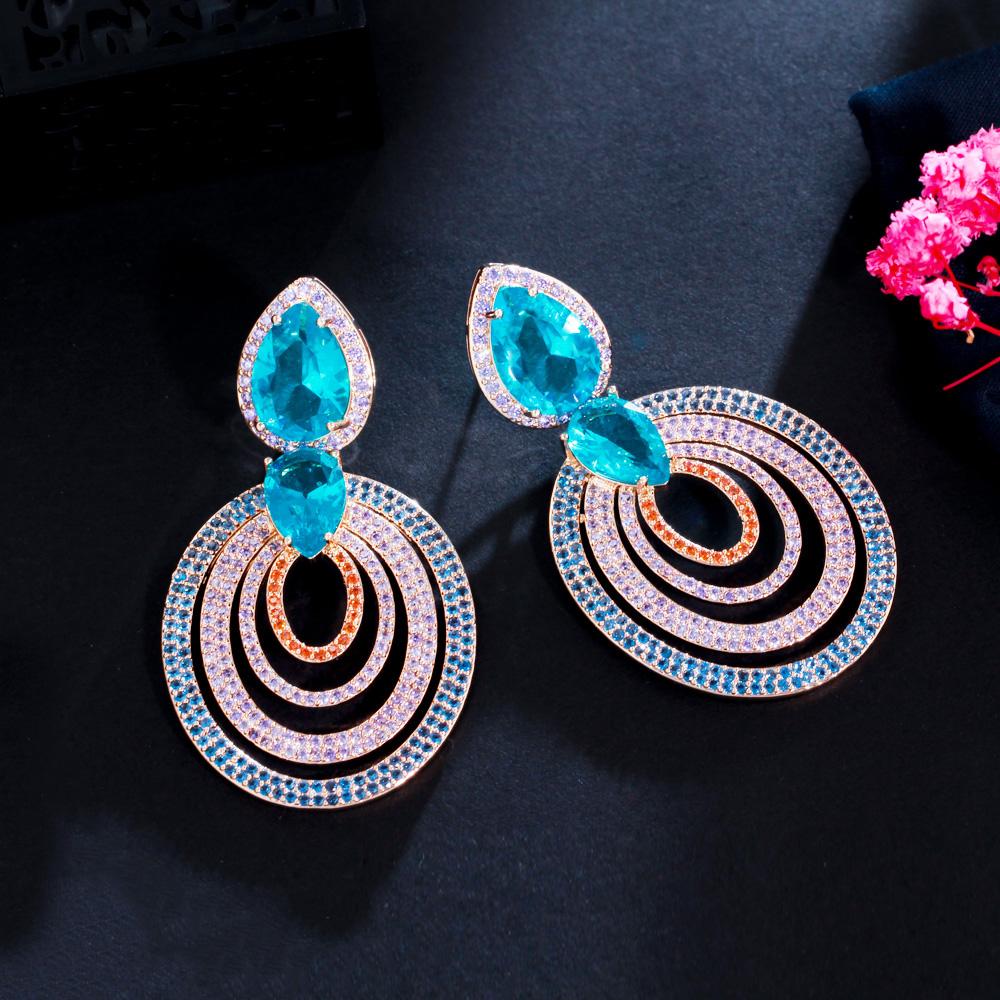 Роскошные серьги-капли CMM с несколькими круглыми цветными циркониями и большими каплями